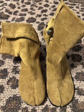 Women’s Split-Toe Tabi Faux Suede Ankle Boots in Tan